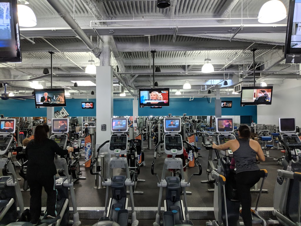 Crunch Fitness - Daly City | 60 Serramonte Center, Daly City, CA 94015 | Phone: (650) 684-1234